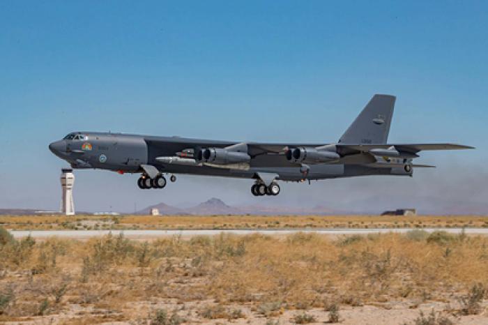 Бомбардировщик B-52H показали с «супер-пупер-ракетой» Трампа