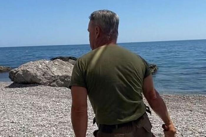 Действия гонявшего плетью туристов охранника на пляже в Крыму объяснили