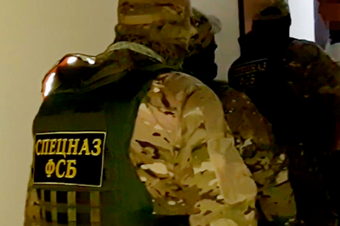 ФСБ ворвалась в квартиру 14-летней россиянки за подписку на группу в соцсетях