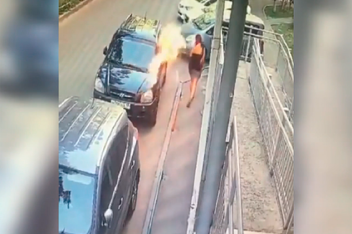 Горящая бутылка пролетела в паре сантиметров от россиянки и попала на видео