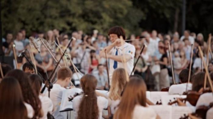 Концерт во дворе мудучреждения: музыканты Moldovan National Youth Orchestra устроили сюрприз для больных COVID-19 и героев в белых халатах