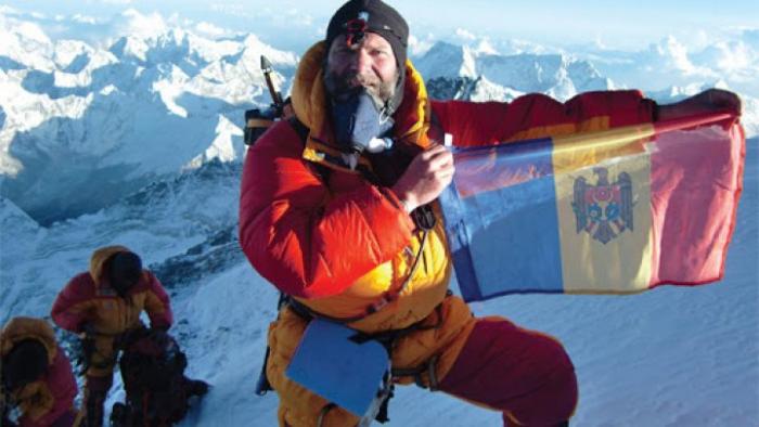 Лучше гор могут быть только горы: двум нашим соотечественникам удалось водрузить флаг страны на Эвересте