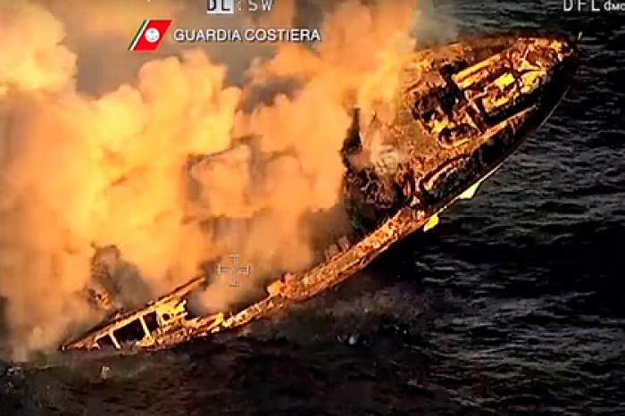 Мегаяхта с туристами взорвалась и ушла под воду за считаные секунды