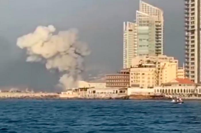 Мощный взрыв в Бейруте попал на видео
