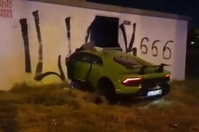 Мужчина одолжил Lamborghini у друга и врезался в стену на скорости