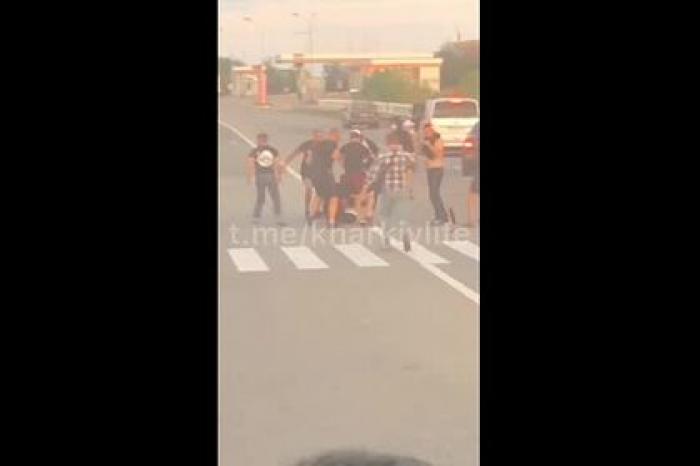Обстрел автобуса под Харьковом и избиение одного из пассажиров сняли на видео