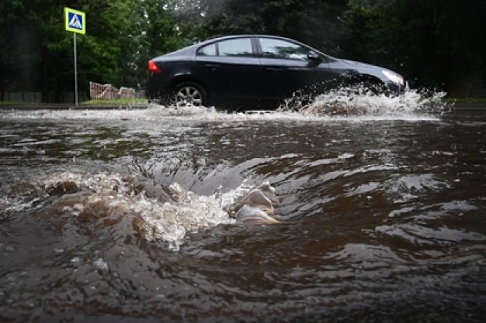 Окатившего пешеходов водой из лужи водителя оштрафовали на 80 тысяч рублей