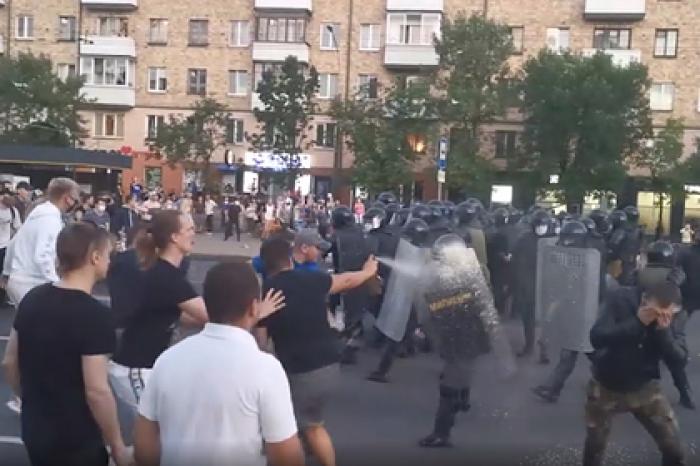 Опубликовано видео боев ОМОНа с протестующими в Бресте