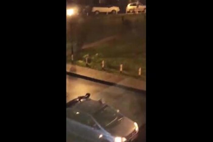 Полуголый россиянин бегал по улице с требованием вызвать десант и попал на видео