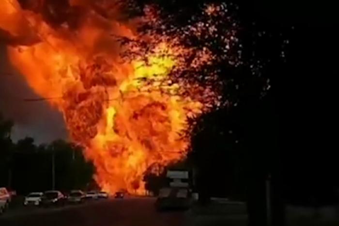 Появилось новое видео мощного взрыва на заправке в центре российского города