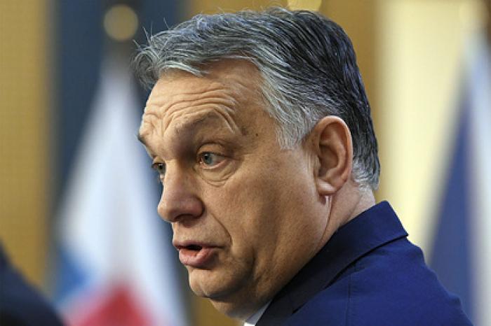 Премьер Венгрии назвал мигрантов биологическим оружием