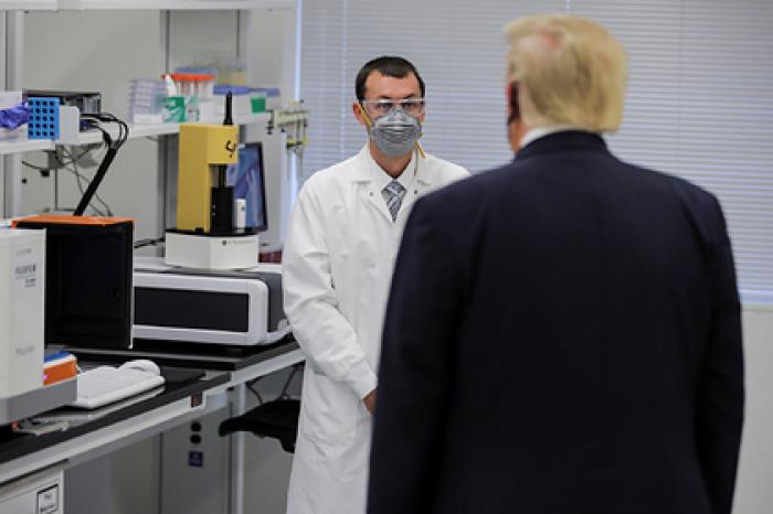 Разработчики вакцины от коронавируса испугались давления Трампа