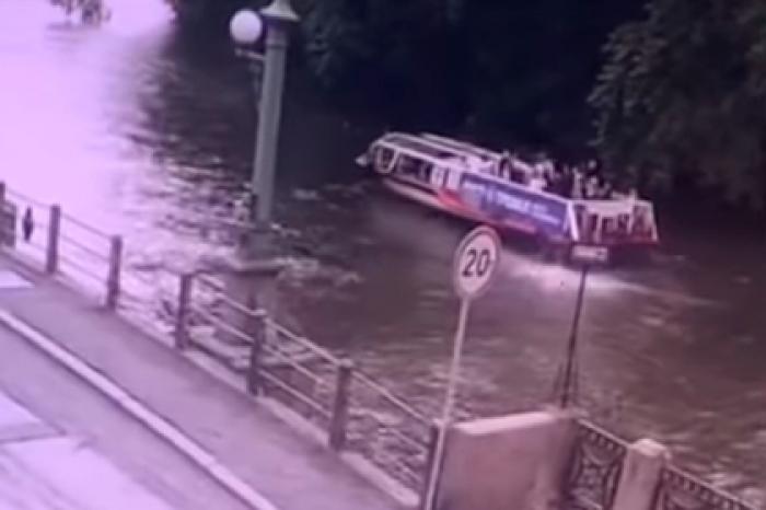 Россияне спасли упавшего с катера в реку мальчика и попали на видео
