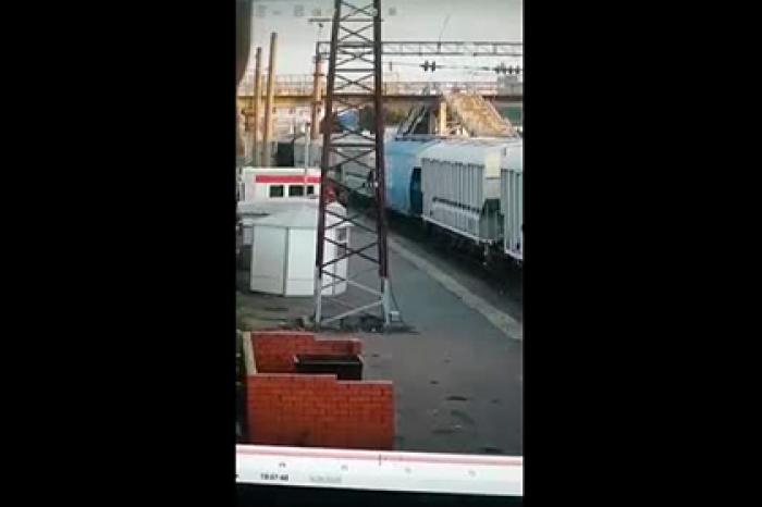 Россиянин залез на вагон поезда, получил мощный удар током и попал на видео