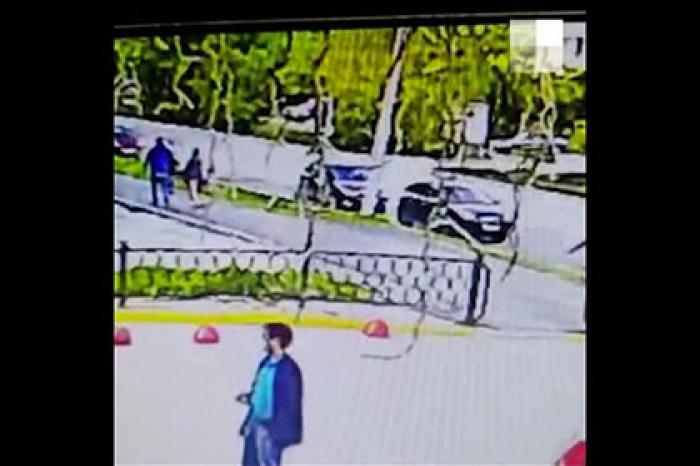 Россиянка за секунды украла сумку с деньгами посреди дороги и попала на видео