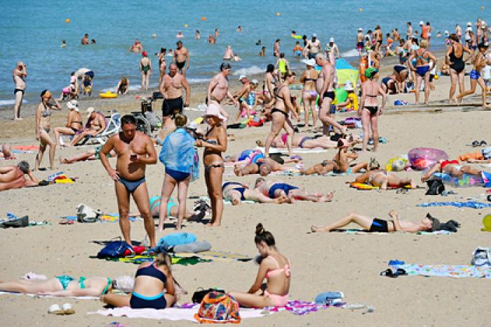 Россиян предупредили об опасности заражения через песок на пляжах