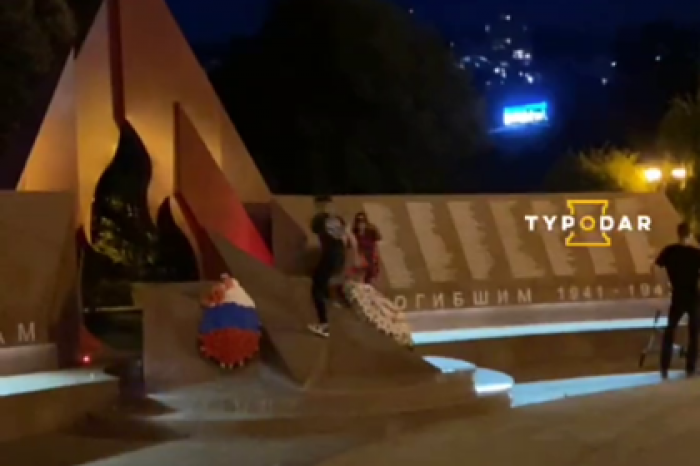 Российские подростки попрыгали на мемориале Победы и заинтересовали полицию