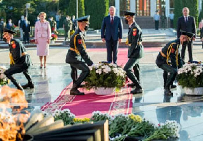 РУКОВОДСТВО МОЛДОВЫ ВОЗЛОЖИЛО ЦВЕТЫ К ВЕЧНОМУ ОГНЮ ПО СЛУЧАЮ 76-Й ГОДОВЩИНЫ ОСВОБОЖДЕНИЯ ОТ ФАШИЗМА