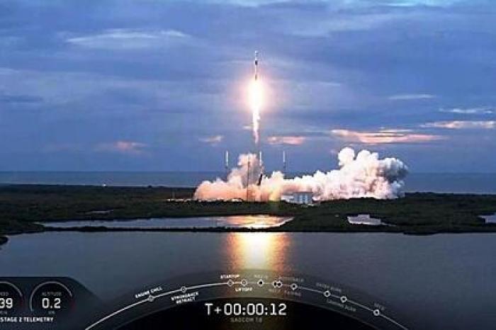 SpaceX запустила ракету Falcon 9 со спутником