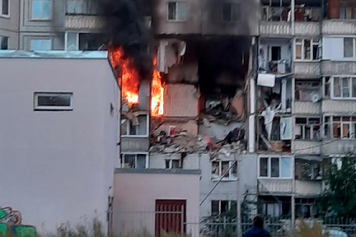 Стало известно о поисках под завалами дома в Ярославле женщины и ребенка