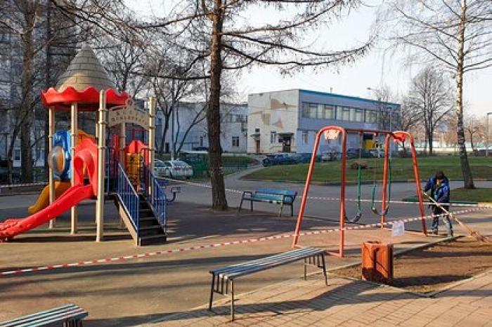 Тело мужчины обнаружили на детской площадке в Москве