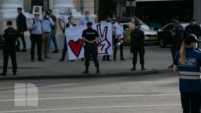 Церемонию возложения цветов к памятнику Штефану чел Маре сопровождали акции протеста (ВИДЕО)