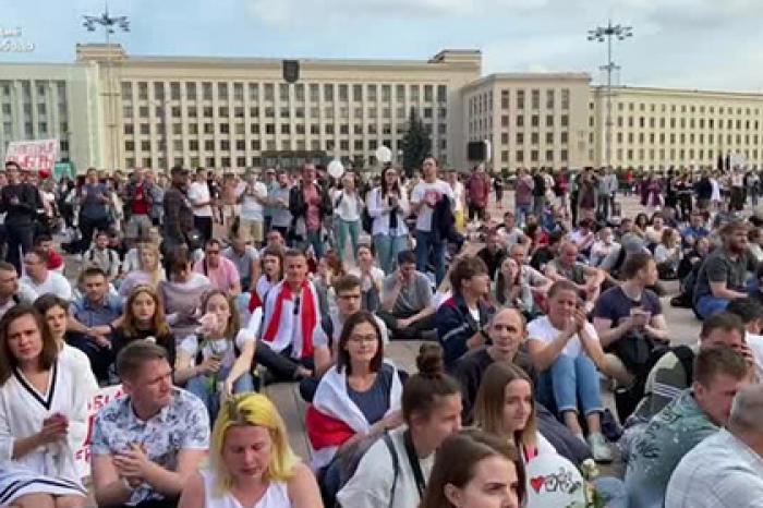 Тысячи протестующих сели на площади Независимости в Минске