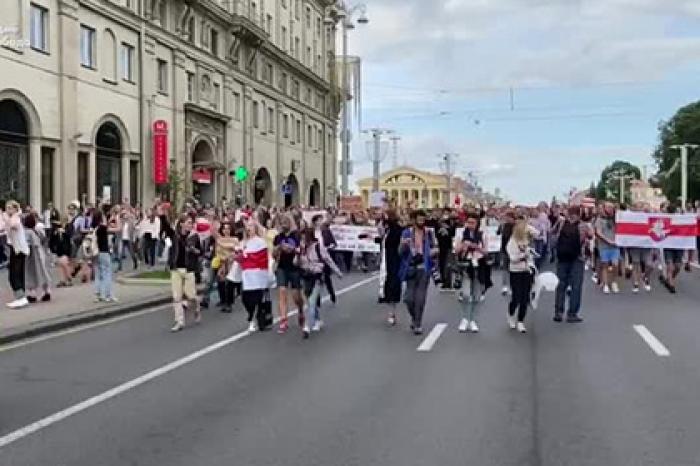 Тысячи протестующих пришли к зданию ЦИК Белоруссии