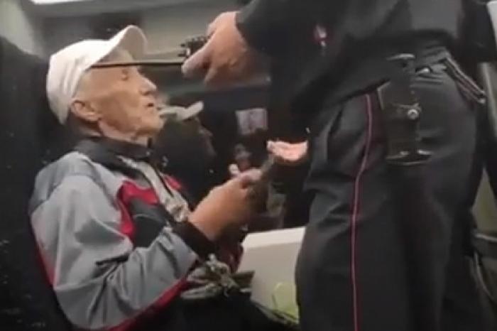 В России 79-летнего ветерана труда выволокли из поезда за просроченный паспорт