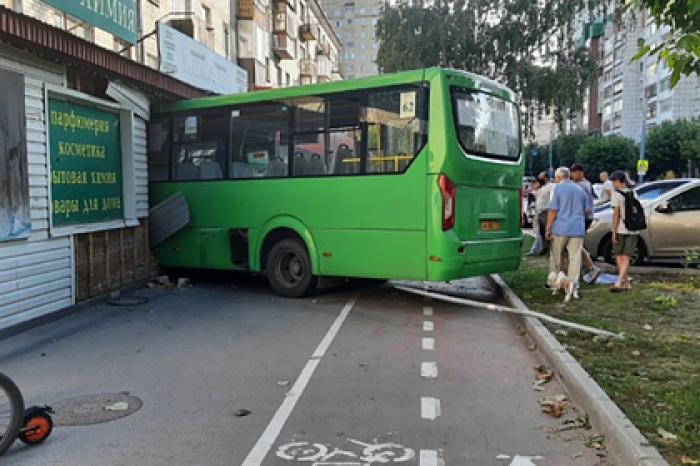 В российском городе автобус протаранил книжный магазин и попал на видео