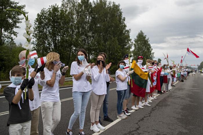 Жители Литвы встали в 35-километровую цепь в поддержку белорусской оппозиции