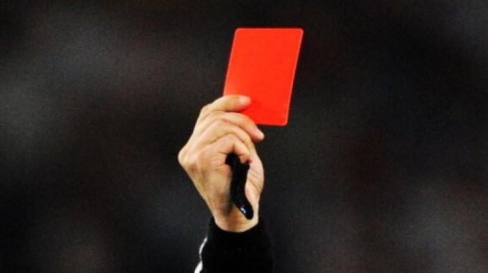 15 желтых карточек, пять красных и драка: матч между "ПСЖ" и "Марселем" обернулся настоящим скандалом