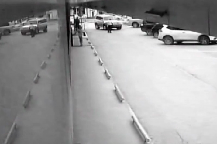 Депутат швырнул в россиянку стакан с кофе и попал на видео