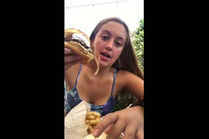 Девушка показала новый способ поедания бургера и впечатлила пользователей сети
