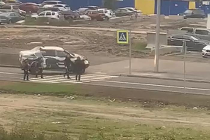 Фитнес-тренер выехал на тротуар, избил россиянку с детьми и попал на видео