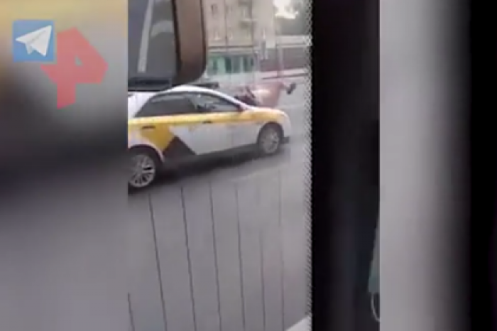 Голый россиянин прокатился на капоте такси и попал на видео