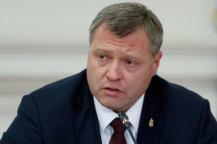 Губернатор извинился перед провалившимся в яму на дороге россиянином