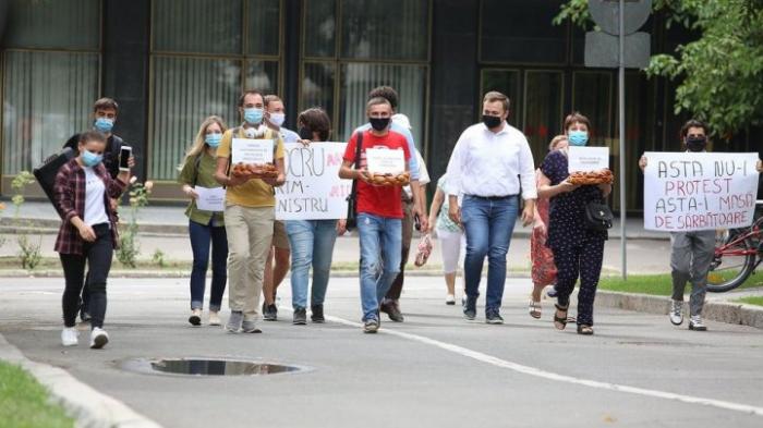 Калачи для премьера: активисты молодёжного крыла ПДС "поздравили" Иона Кику со свадьбой сына