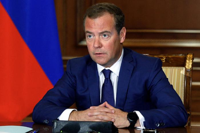 Медведев ответил на требование Польши выдать российских авиадиспетчеров