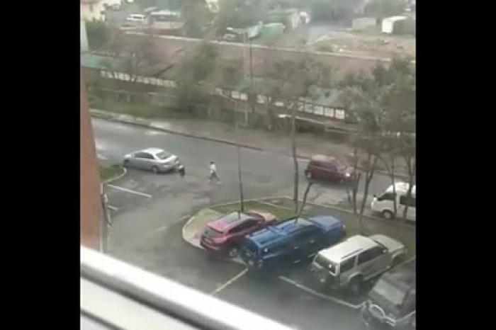 Мощнейший за полвека ураган сдул людей, деревья и грузовики в российском городе