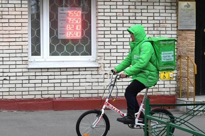 Московский курьер объяснил предложение клиентке «провести вместе полчасика»