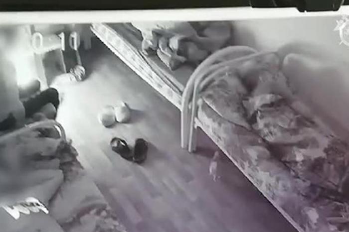 Начало пожара в сгоревшей наркологической клинике Красноярска попало на видео