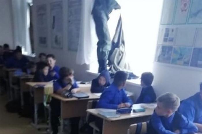 На директора российской школы завели дело после имитации захвата заложников