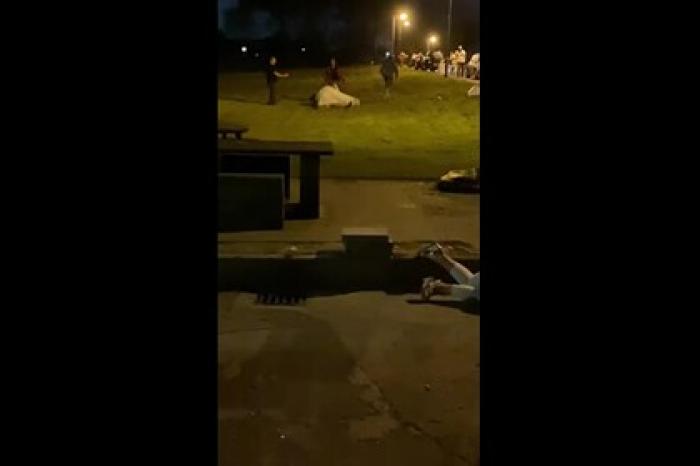 Невеста устроила драку на глазах у шокированных гостей и попала на видео