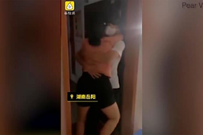 Отец снял на видео внезапную встречу матери и сына-солдата после долгой разлуки