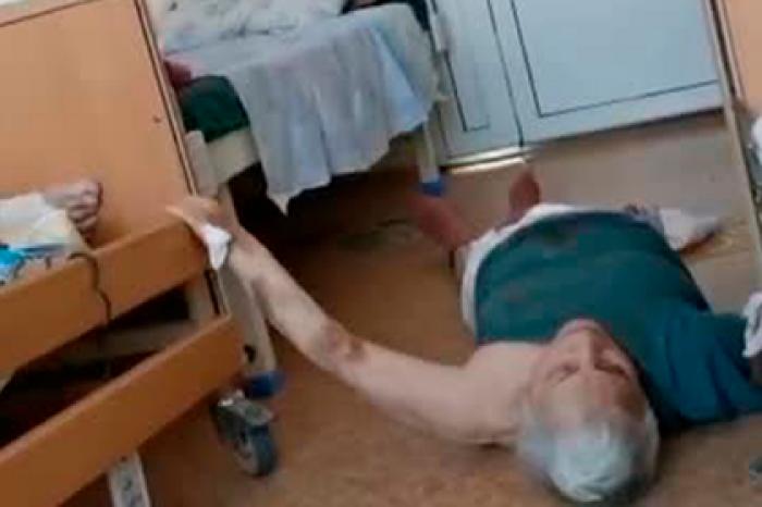 Пациентка три часа лежала на полу в российской больнице и просила о помощи