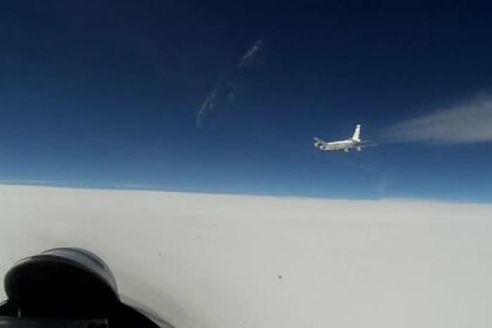 Перехват американского самолета российским истребителем показали на видео