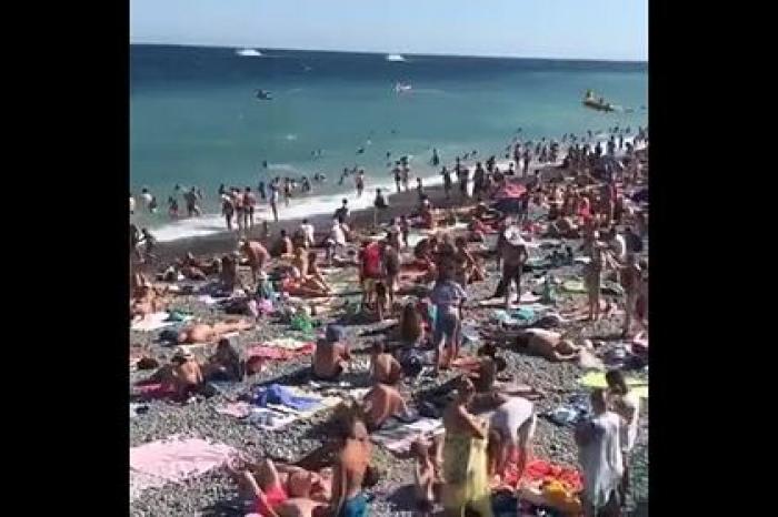 Переполненные отдыхающими пляжи в Крыму попали на видео и возмутили местных