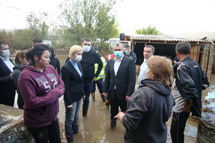 Prim-ministrul Ion Chicu a efectuat o vizită operativă în orașul Comrat, afectat de inundații
