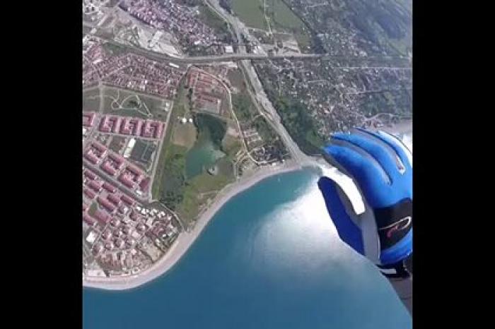 Прыжок россиянина с вертолета на пляж попал на видео